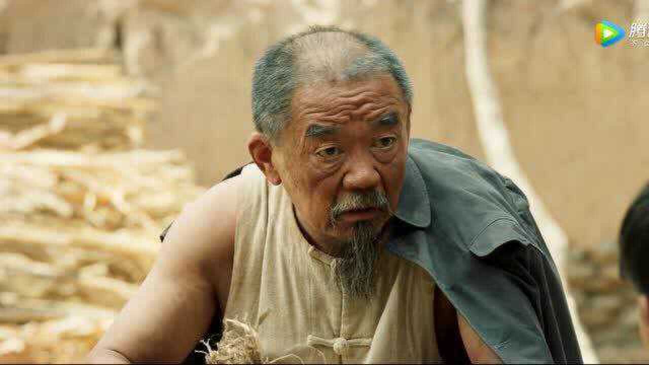 山海情尤勇智被他爸爸教训鞋子直接扔他头上