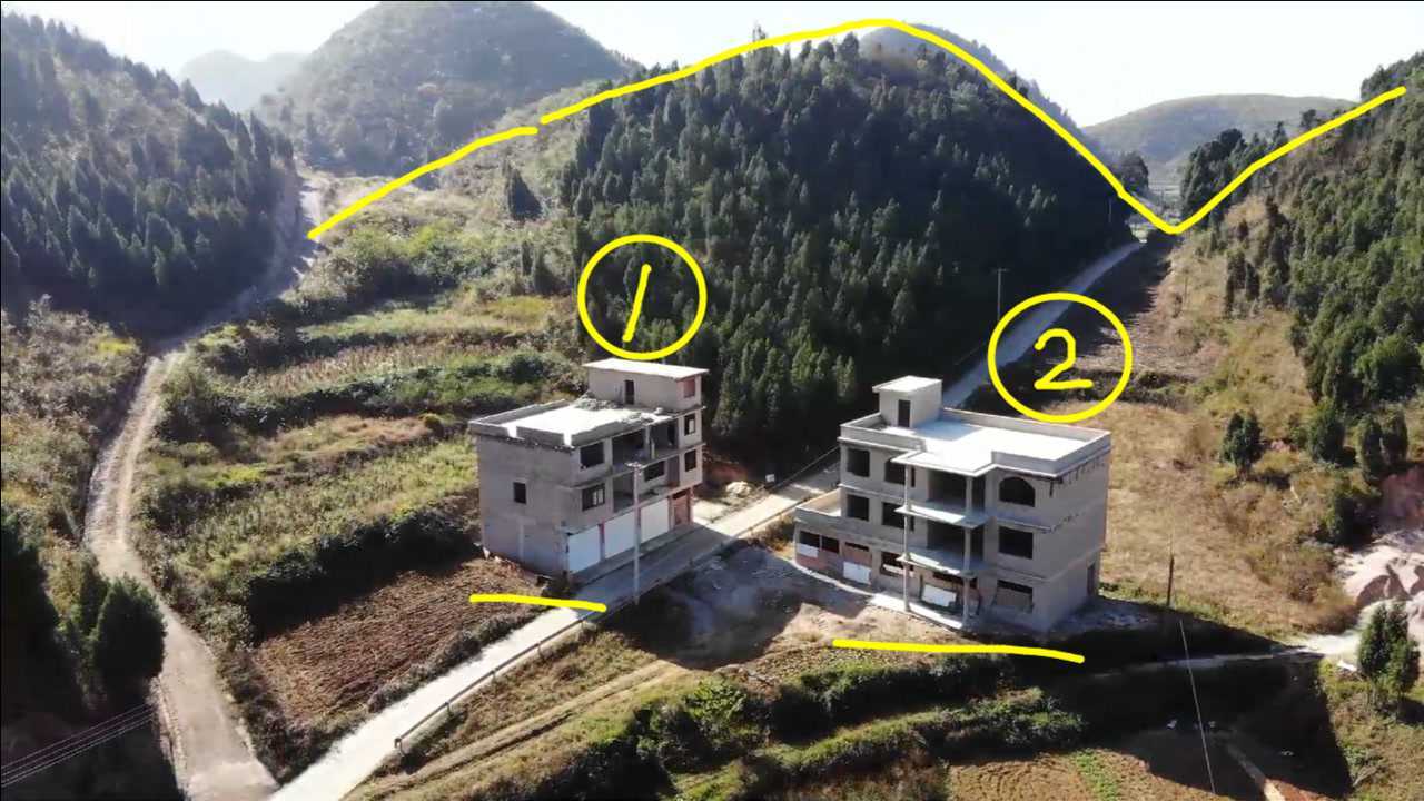 三岔路口建房背靠高山唯独只有一户风水好你认为是哪一户