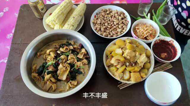 妈妈做了一桌子的美味,热炕头小饭桌,农村这样的生活你喜欢么