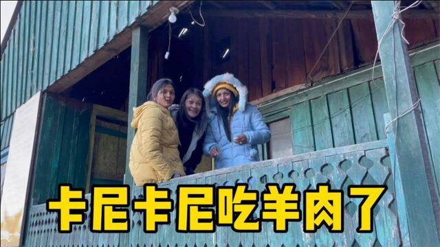 尼泊尔的小姨子变身“饥饿女孩”,直接手撕羊肉,很豪放!