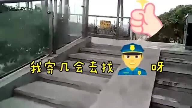 萌娃走失偶遇警察蜀黍,这一波操作搞的警察始料不及,说什么也不跟警察走!