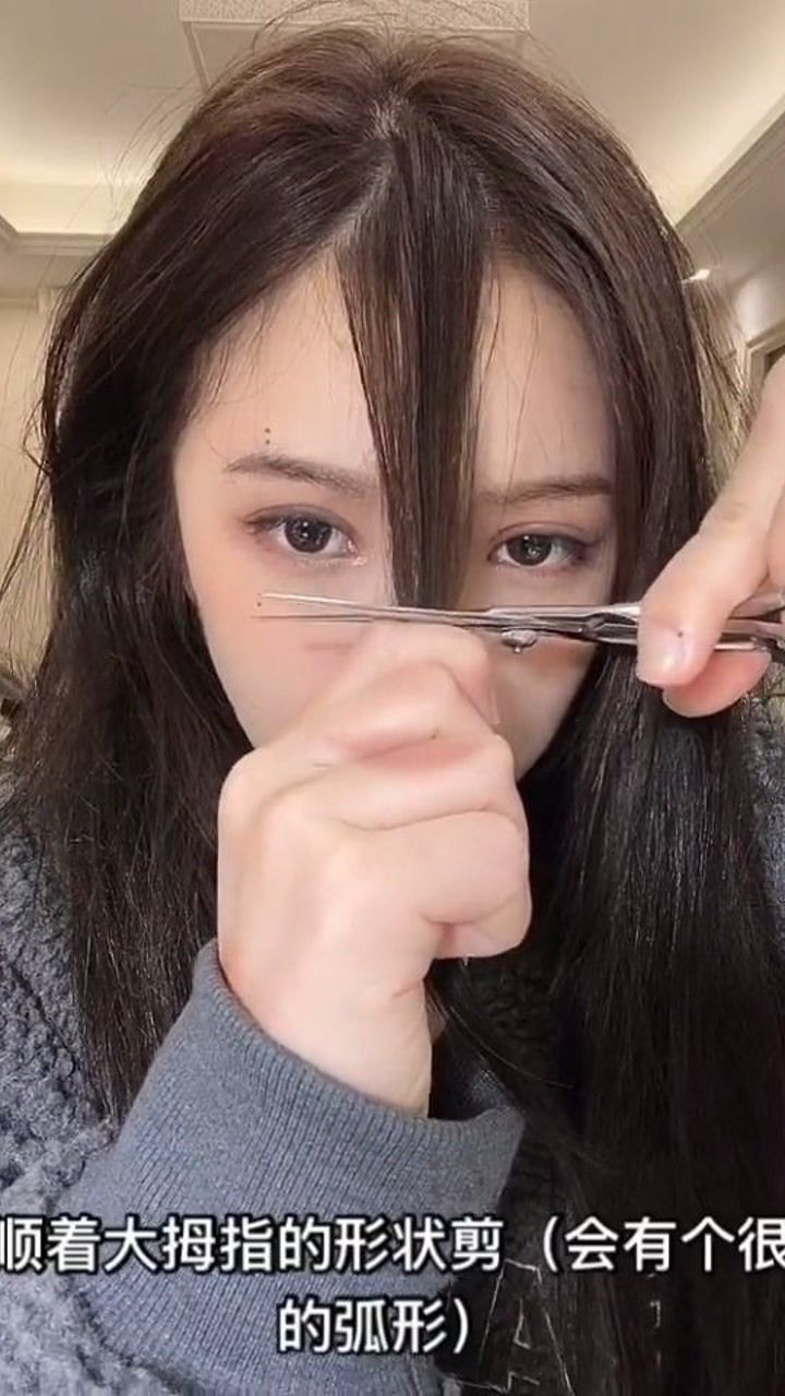 自己在家怎样剪刘海呢,不要再花冤枉钱!