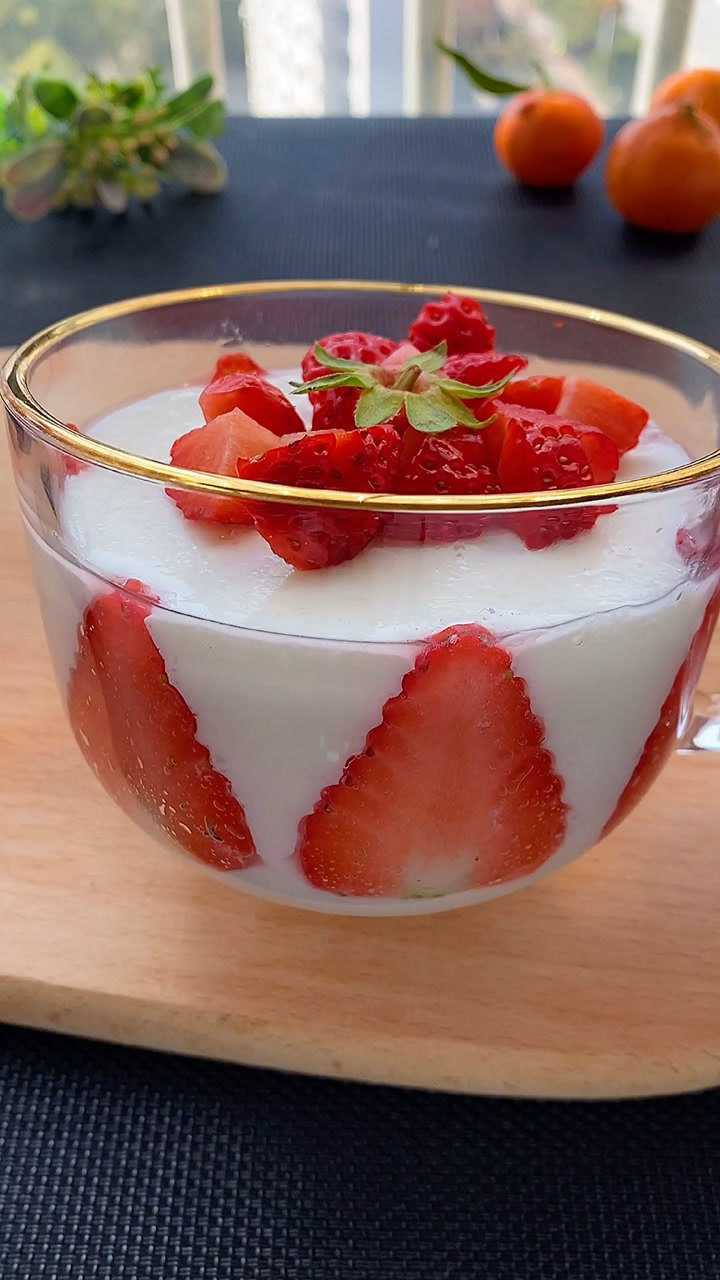 过年在家做草莓奶冻招待小朋友真的太赞了大人小孩抢着吃