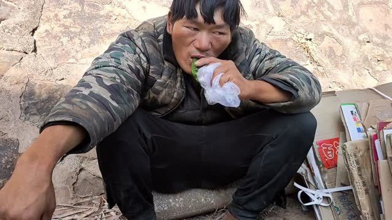 流浪汉靠捡废纸板能生活吗?30多斤卖了27块钱