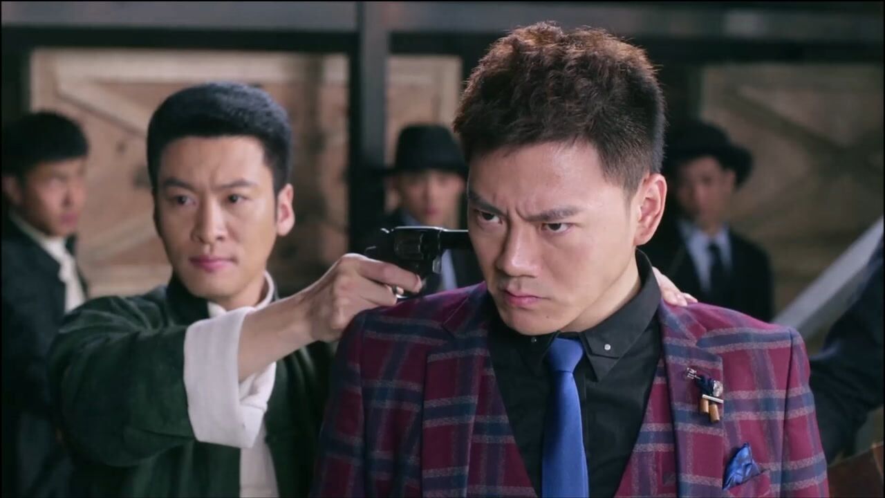 猛龙过江:马新冀拿枪顶着黑帮大少,连开三枪,威胁黑老大让路