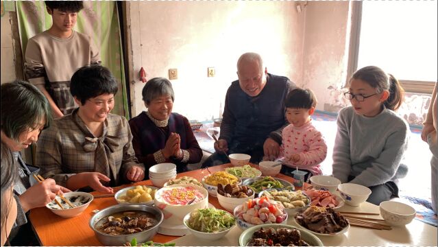 2个闺女回家给妈妈过生日,祝妈妈生日快乐,长命百岁,身体健康