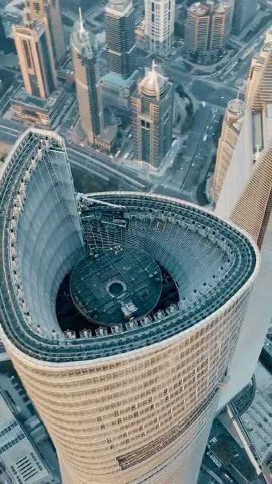 上海中心大厦宇宙第二高楼632米,顶楼经常在云层里遇台风大楼摇晃超过