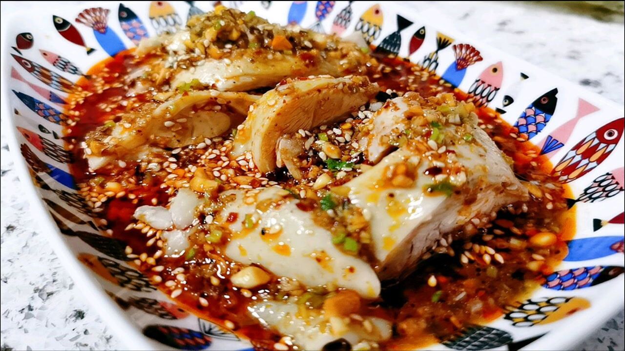 正宗的凉拌白斩鸡家常做法肉质鲜香滑嫩家常下饭必备硬菜