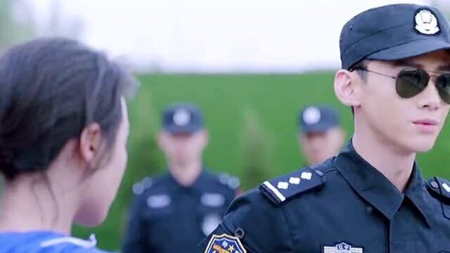 还有不服的吗,服的话就接受惩罚,白警官严起来的样子好帅