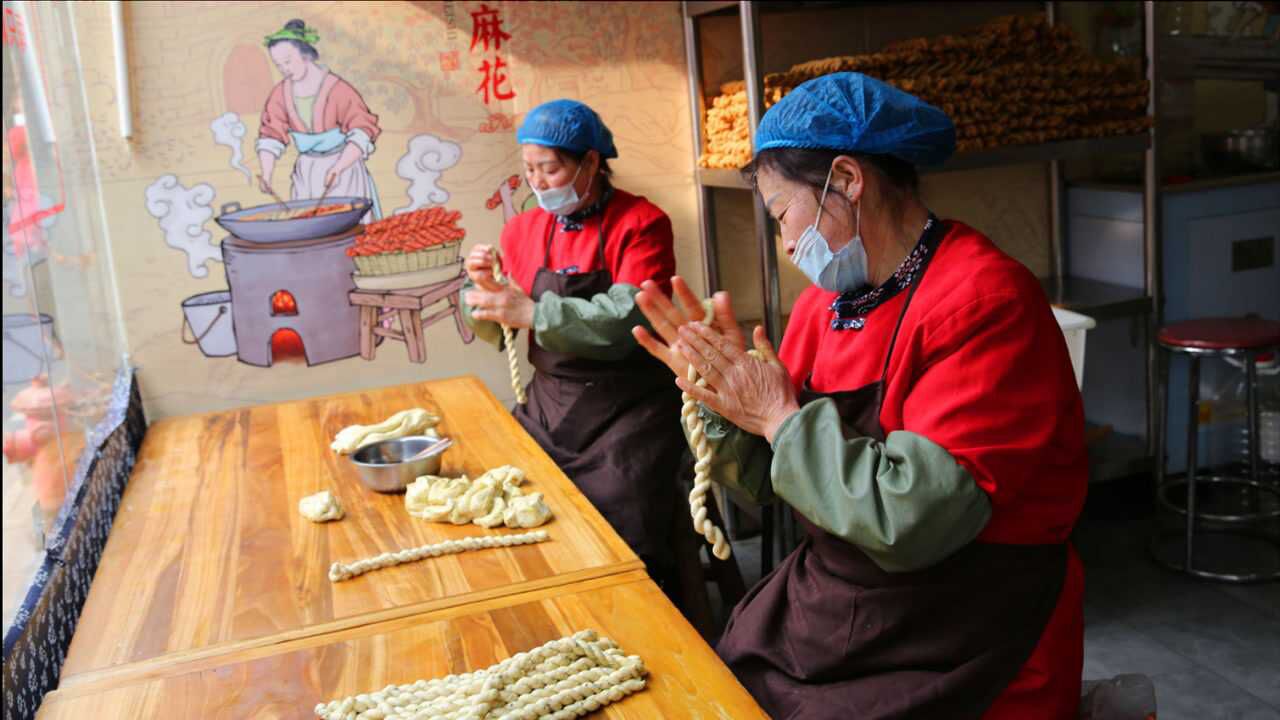 乾县大叔大妈西安城现炸现卖乾州麻花,色香味形俱全,看着就想吃