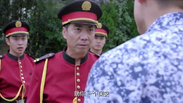 富二代开路虎看不起保安,没想到这个保安也不简单,下一秒就让他啪啪打脸!