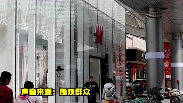 内蒙古一HM门店,顾客排队结账,市民:希望能有一些反抗声音!