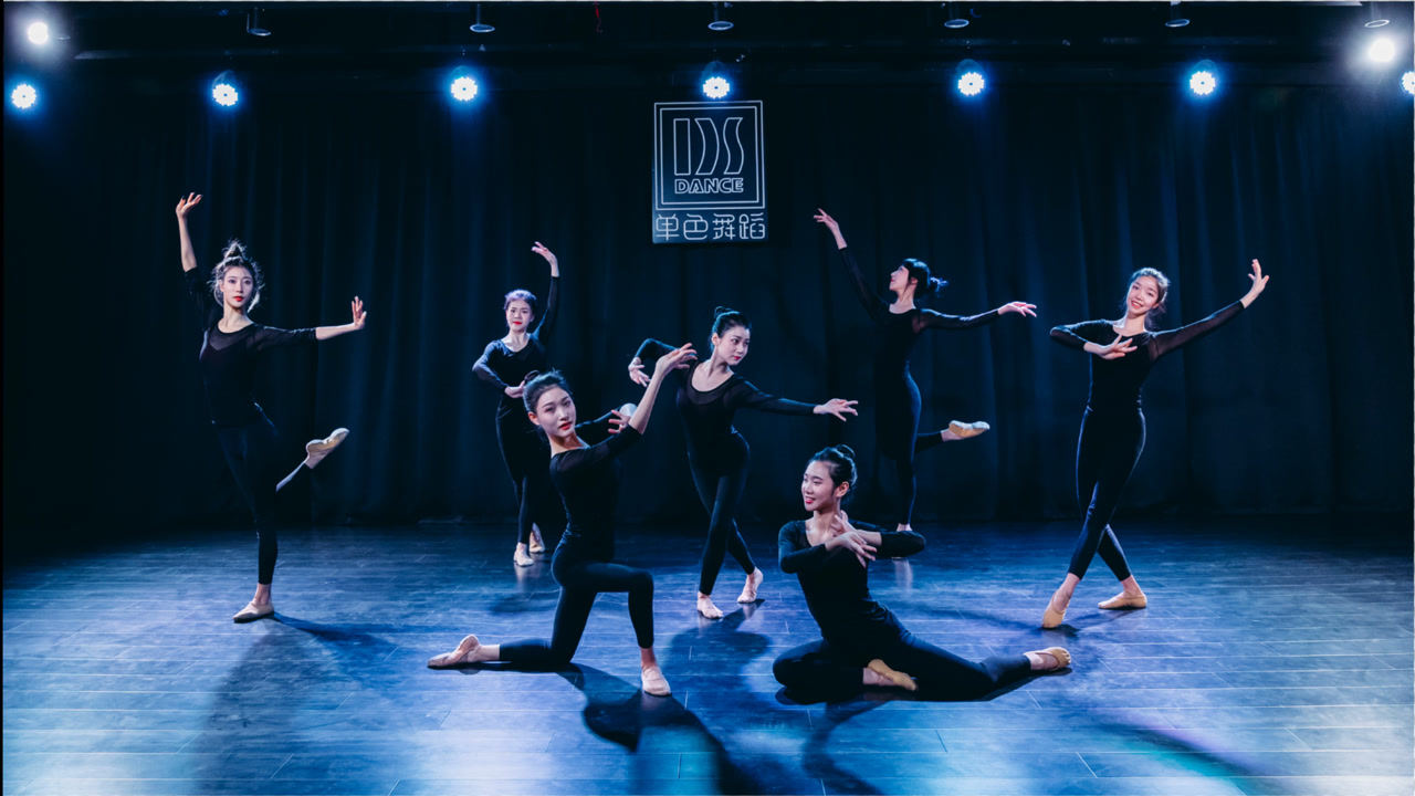 中国舞大踢腿组合跳舞人的腿都是这么用的