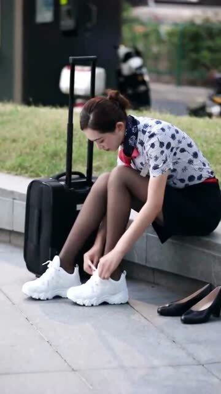 中国东方航空的空姐换鞋这个小姐姐太有气质了爱了爱了