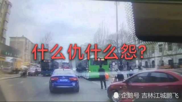 网爆吉林市铁东俩骑自行车女子街头大打出手,原因不明