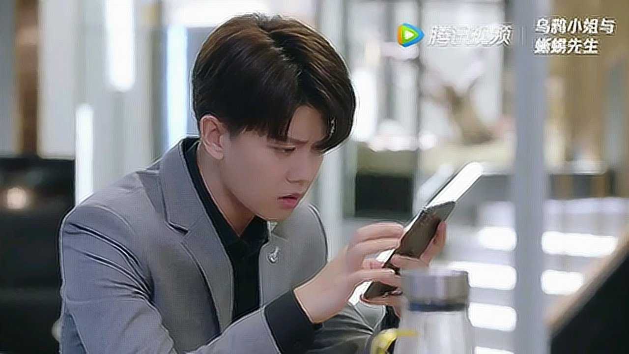 任嘉伦顾川06任嘉伦充电的蓝牙耳机06任嘉伦乌鸦小姐与蜥蜴先生