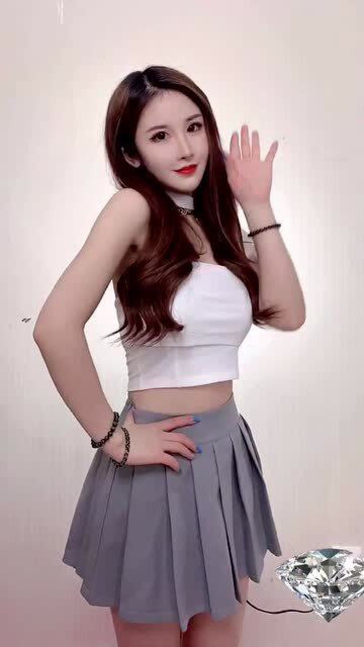 美女们穿jk制服跳舞