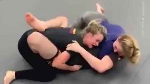 摔跤比赛—两女斗一男