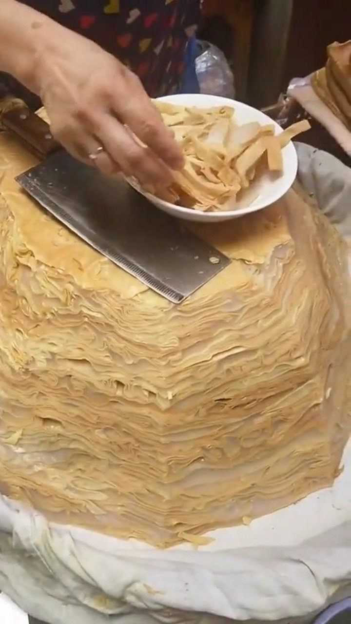 锅巴油粉是豌豆制成的云南南涧县彝族风味小吃已有上百年的历史传统