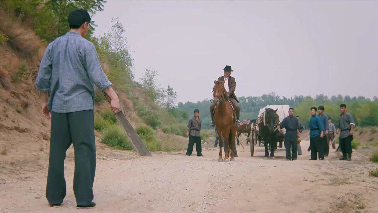 黄金血道:黑帮走私武器,哪料半路遇上狠角色,被打得屁滚尿流