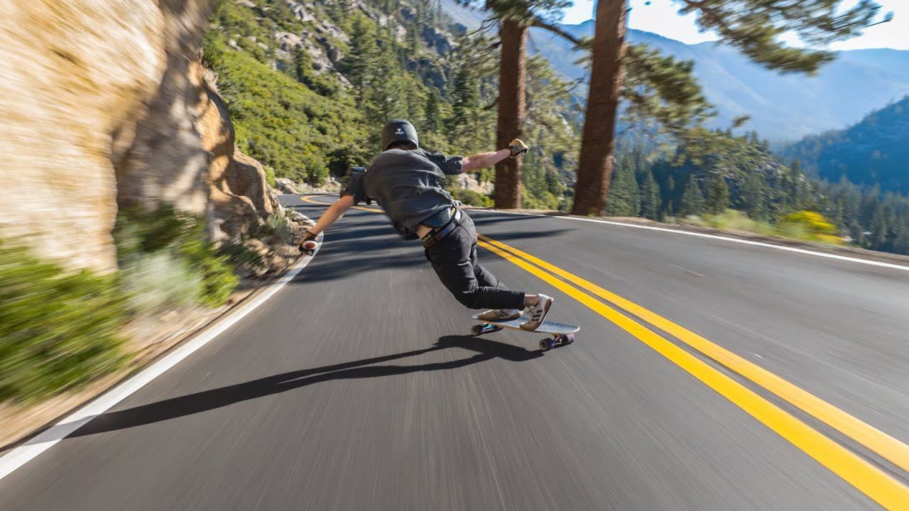 极限滑板速降,在高速公路上和汽车赛跑,特别是拐弯不要太牛!