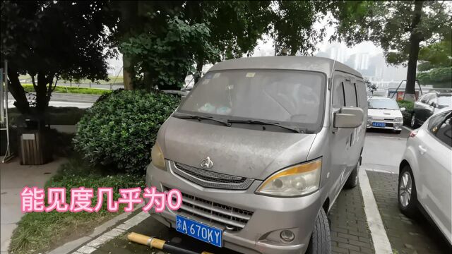 牛人司机1年多没有洗车,挡风玻璃车身全是污垢,怎么开过来的?