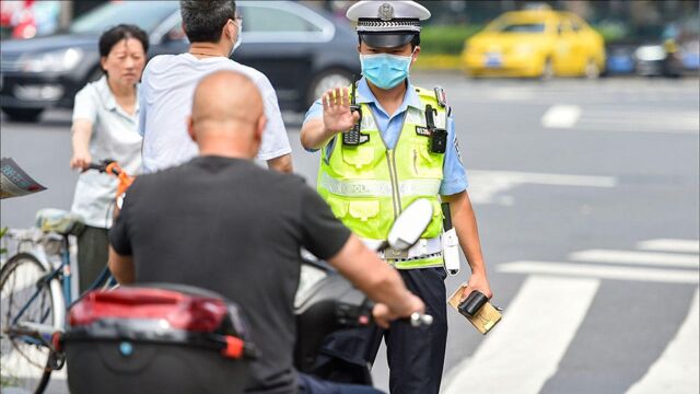 交警满大街查违规电动车,为啥不直接查厂家?真相竟如此不可告人