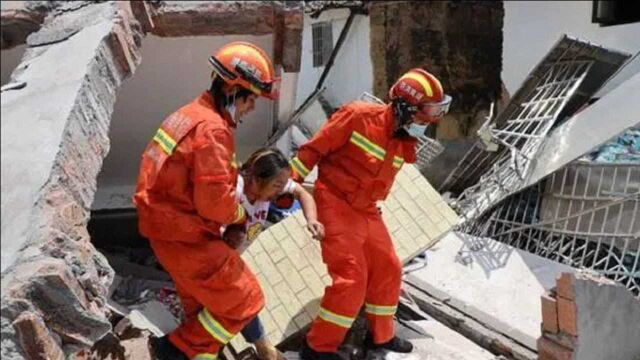 湖南郴州一居民楼倒塌:房东被困里面,废墟内打电话给邻居求救