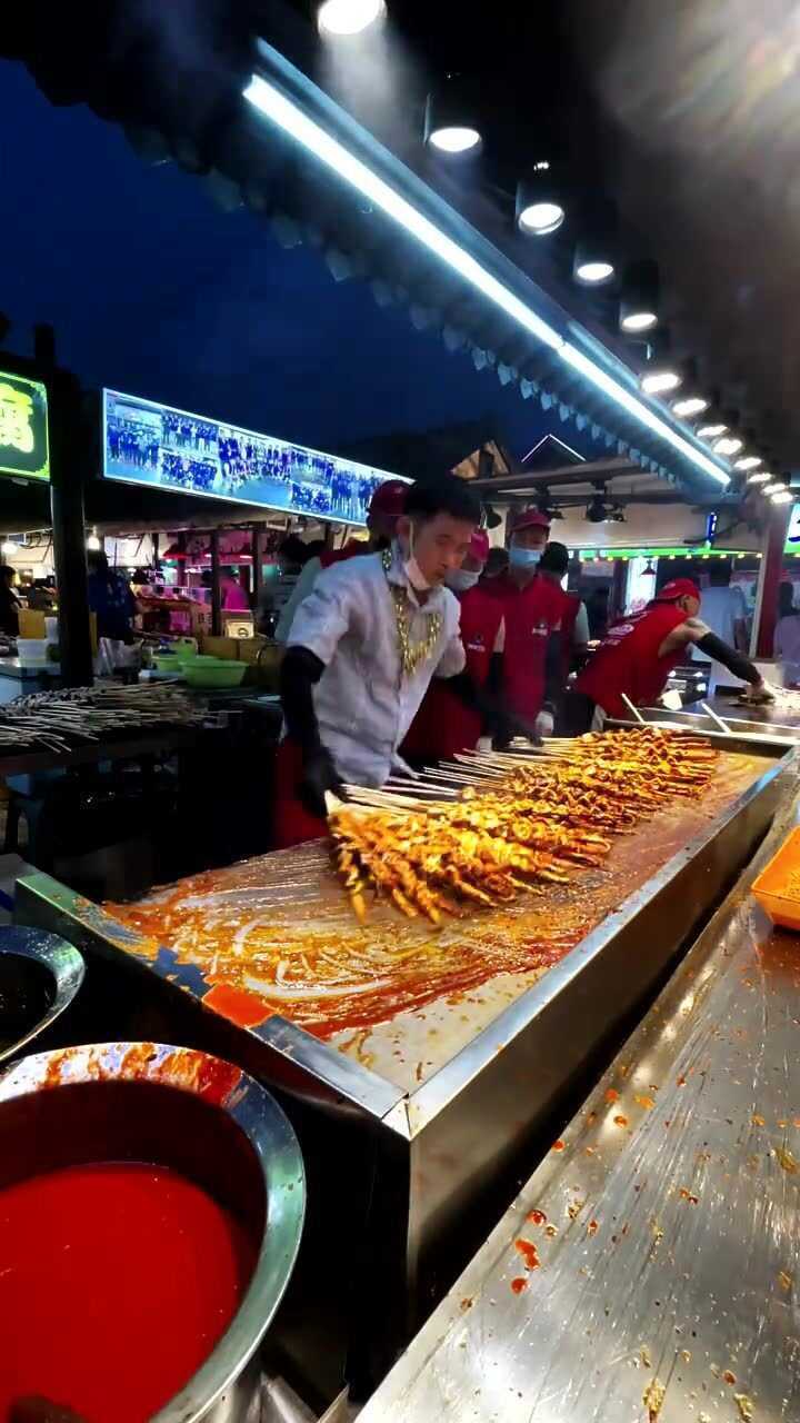 月薪三万的烧烤师傅,看他手上的技术,一般人达不到这个境界