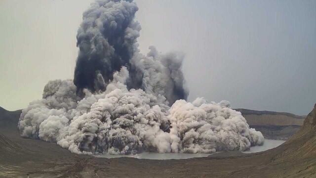 震撼!菲律宾塔阿尔火山口喷出高达千米气体 喷发瞬间被抓拍