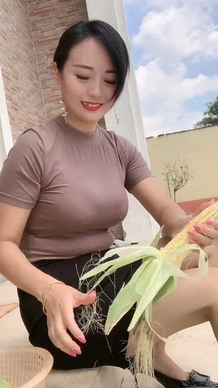 今天掰点玉米,煮玉米吃.#农村妹子