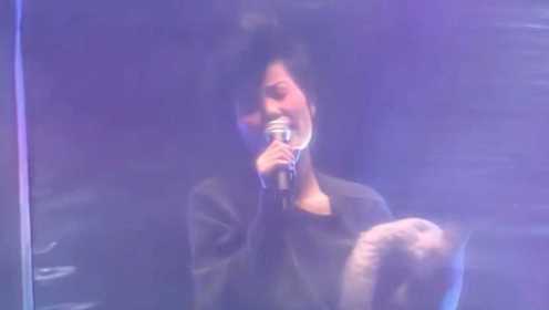 王菲《感情生活》，2002全面体演唱会 （日本武道馆）
