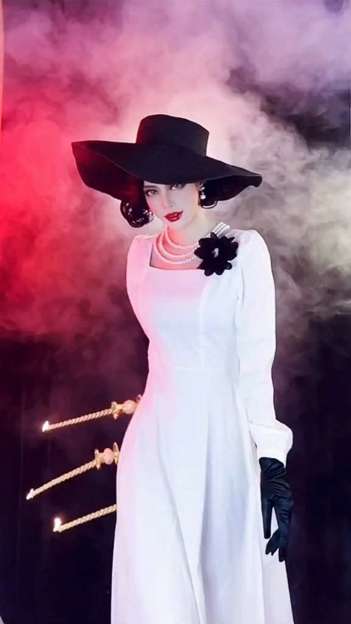 开门#生化危机8 #八尺贵妇 #变装