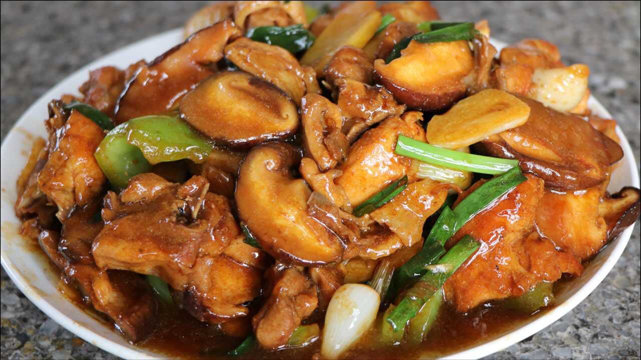 广东香菇炒滑鸡的做法,出锅滑嫩,香气扑鼻,配上米饭汤汁也不剩