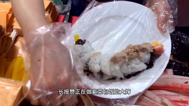 女儿教会老妈做紫菜包饭,老妈美食城开店收入比高管女儿多