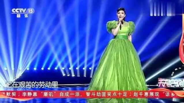 歌手王莉深情演唱《幸福在哪里》,唱出多少人的心声,太好听了!