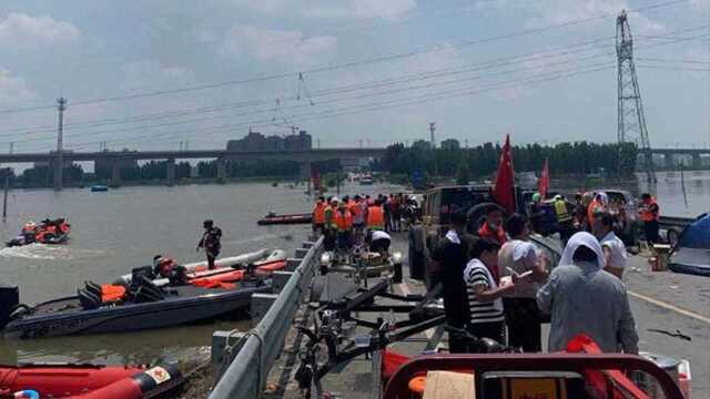 河南新乡卫辉城区内涝严重 封面新闻直击救援一线(封面新闻)