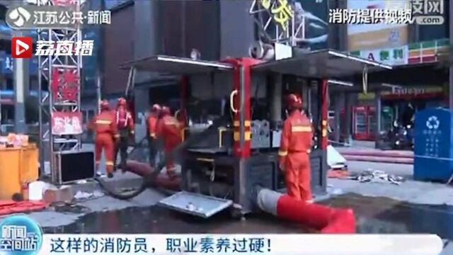 州消防员郑州排涝 用积水扑灭电动自行车自燃