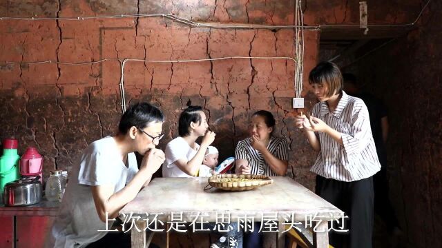 思宇和妈妈一起扒豆叶,扯几颗回家煮一份农村小零食毛豆角