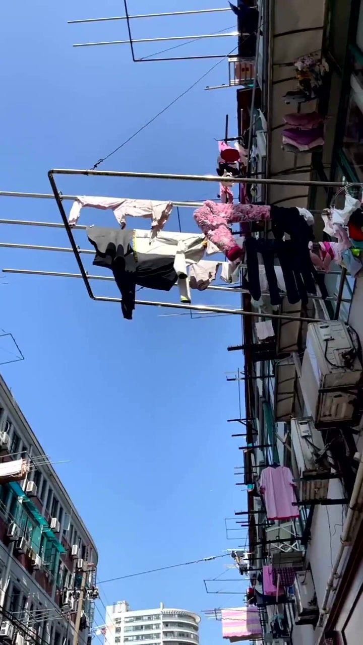 上海没有阳台的房子是怎么晾衣服的看完这一幕我真是服了