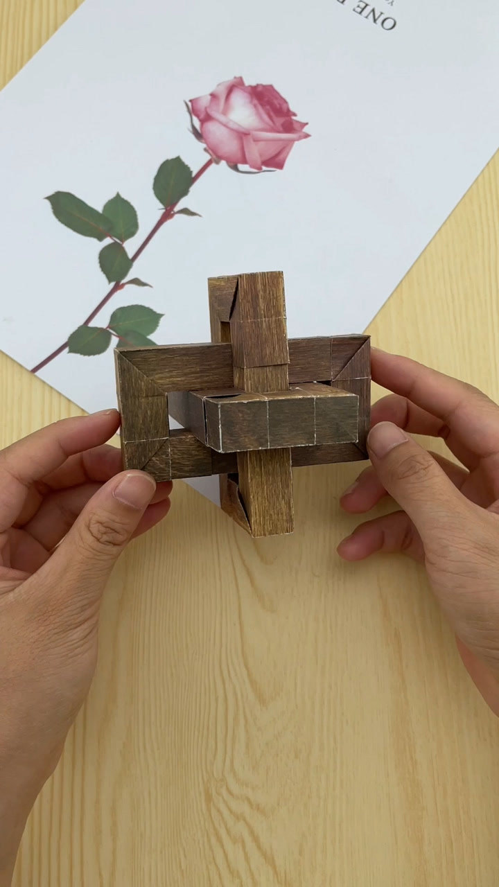 三张正方形纸教你折出鲁班锁
