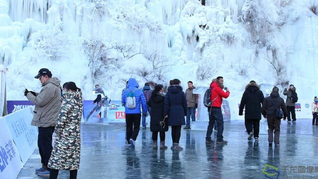 全国攀冰耐力赛,徐鹏远早早来到赛场,研究冰面情况