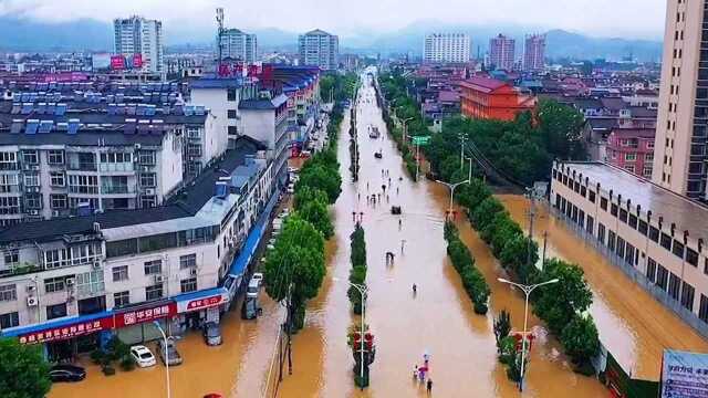 陕西勉县遭特大暴雨袭击:挖掘机洪水中救人 消防身体围圈转移群众