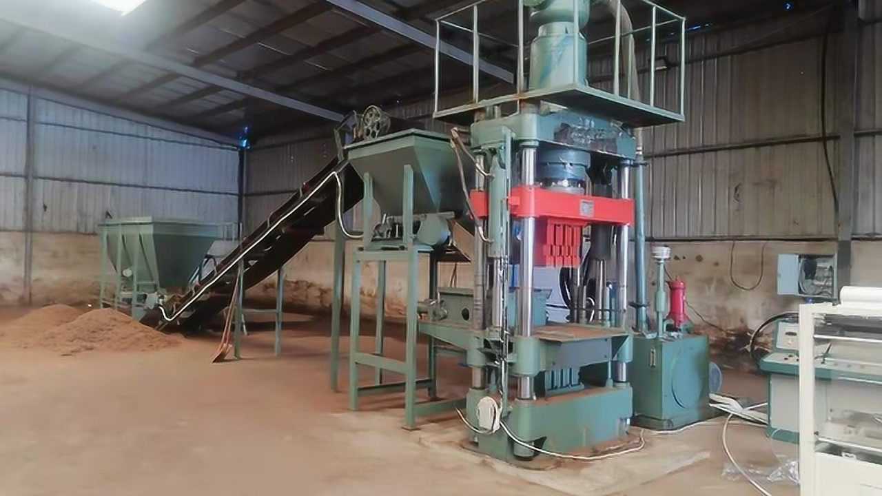 315吨自动椰糠压块机 小型椰糠砖成型压力机 椰砖生产机械设备视频