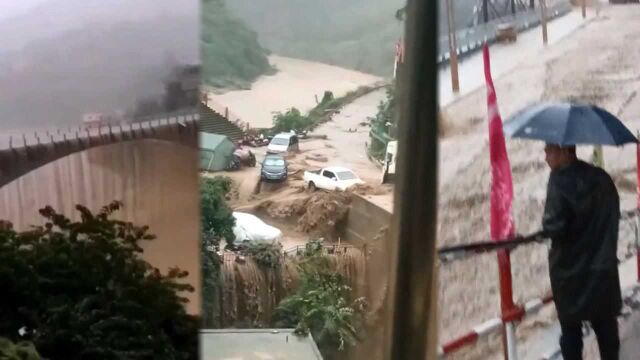 暴雨袭击四川古蔺 道路成河多地塌方泥石流 洪水从桥面倾泻而下