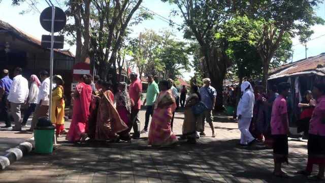 黑龙江大庆人在印尼巴厘岛景区开饭店,老板口才好,生意非常火