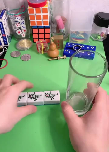 魔术揭秘麻将瞬间穿越玻璃杯子纯手法魔术你看出破绽了吗