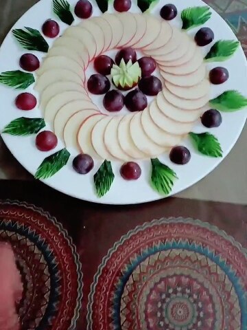 用一个苹果和红提,做精致的水果摆盘!#手艺人