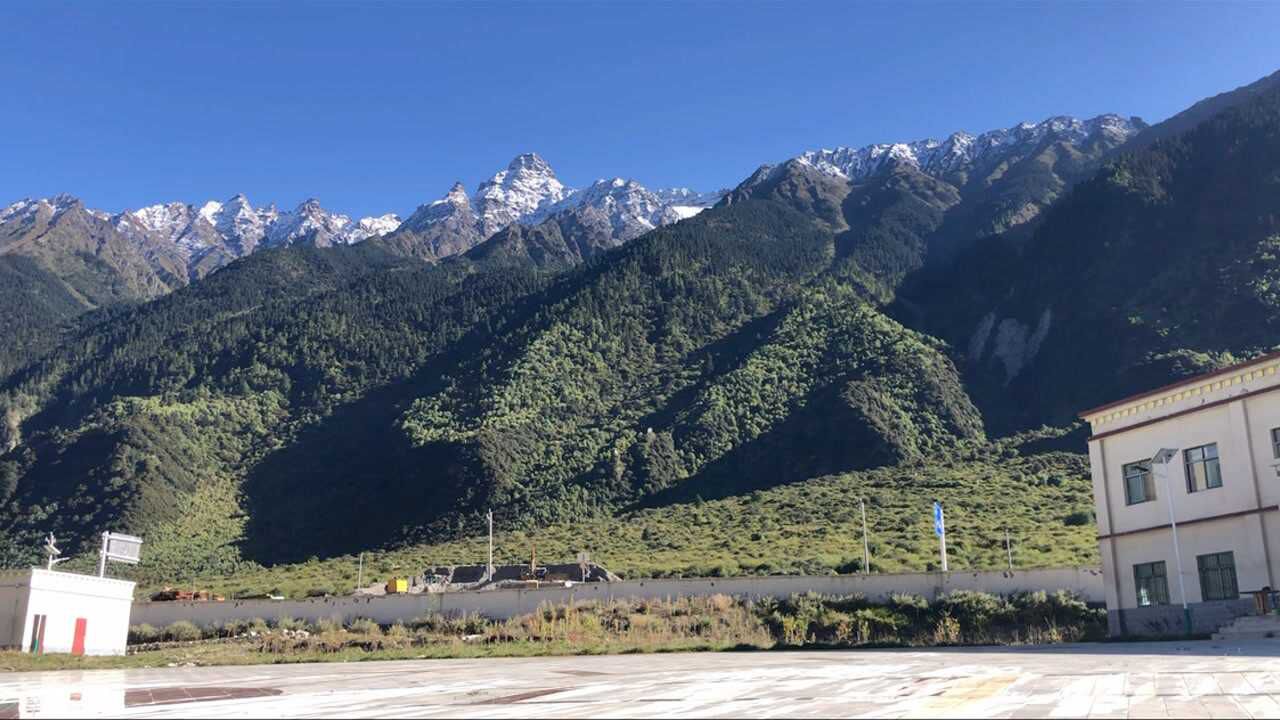 嘉黎县尼屋乡海拔3000米原始森林覆盖还有温室群