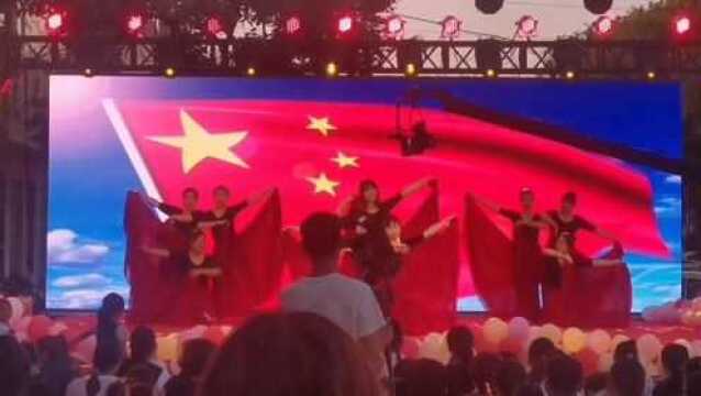 祝大家国庆快乐!请欣赏舞蹈【灯火里的中国】